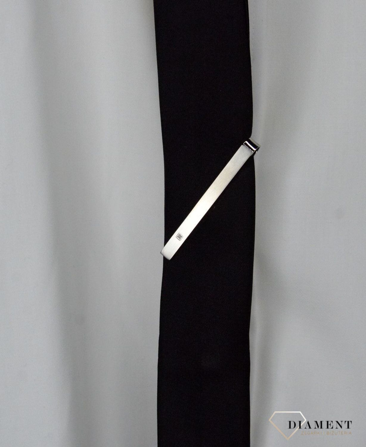 Spinka do krawatu Nomination z Diamentem 028312 008. Wąska spinka do krawata Strong Diamond Edition z czarnym diamentem i satynowym wykończeniem ze stali nierdzewnej.Idelana na prezent.webp